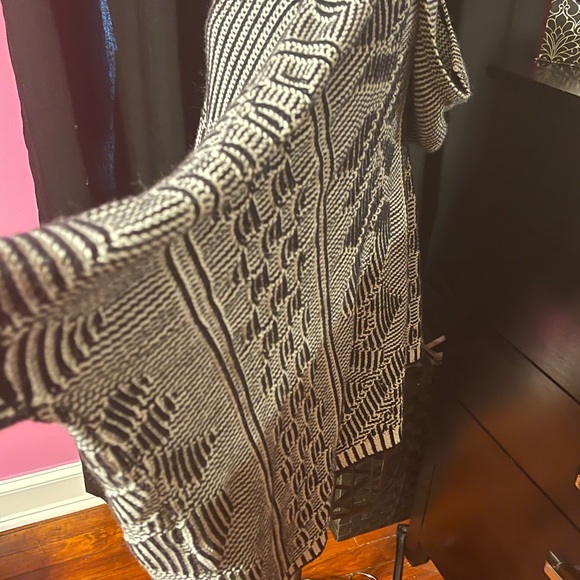 Sweater/ poncho - Picture 4 of 4